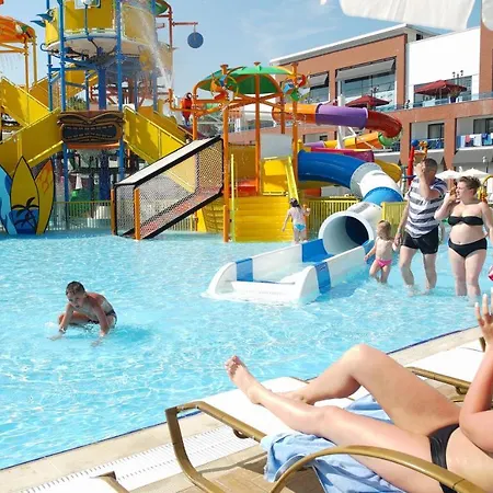 Club Aqua Plaza Hotel 4*
