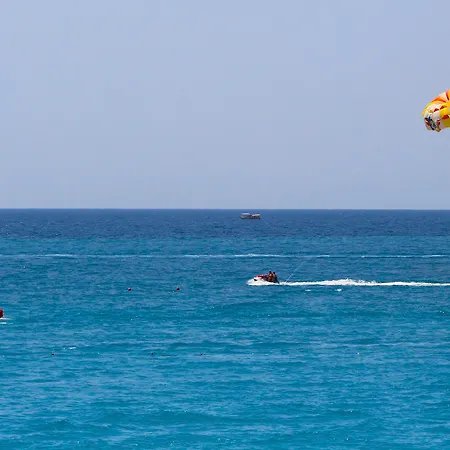 Club Aqua Plaza מלון